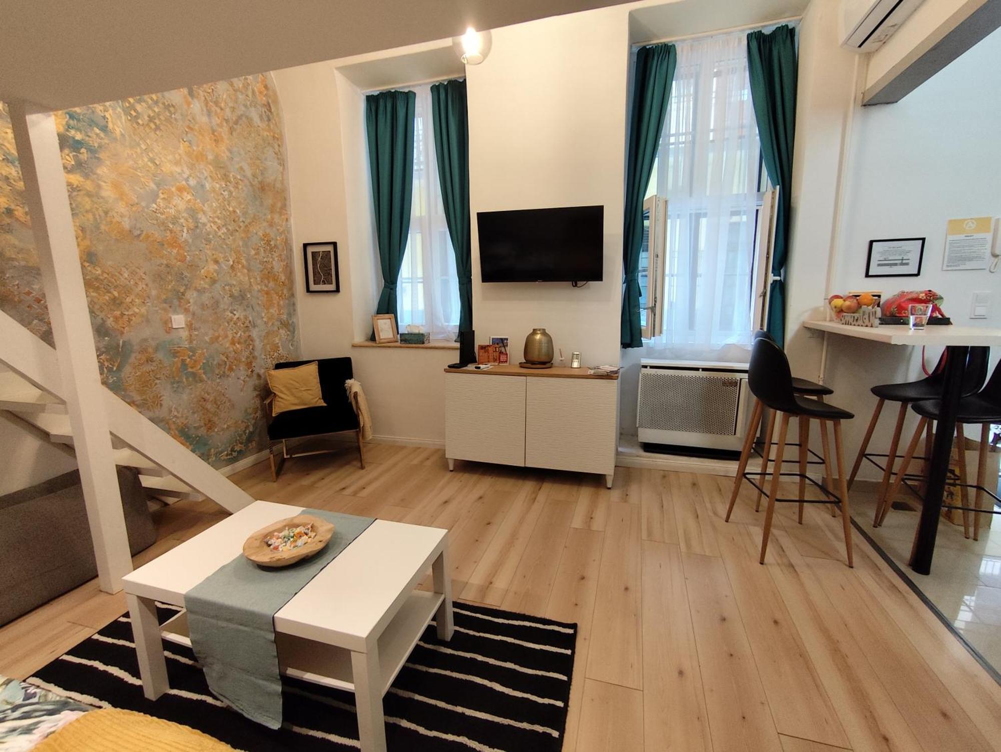 Goldart Design Apartment In The Heart Of Budapest — Photos 1